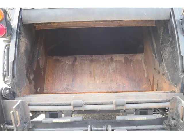 UD コンドル BDG-MK36C(2WD)の写真9