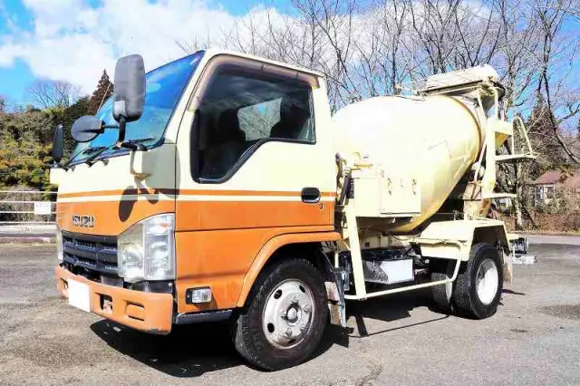 いすゞ エルフ BKG-NKR85N(2WD)の写真1