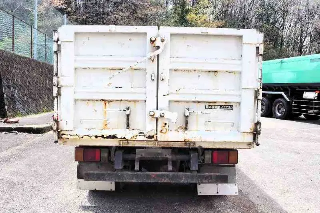 いすゞ エルフ PB-NKR81A(2WD)の写真4