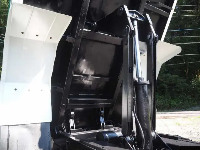 いすゞ フォワード TKG-FRR90S1(2WD)の写真16