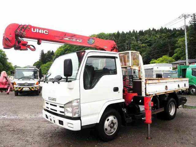 いすゞ エルフ BKG-NKR85R(2WD)の写真1