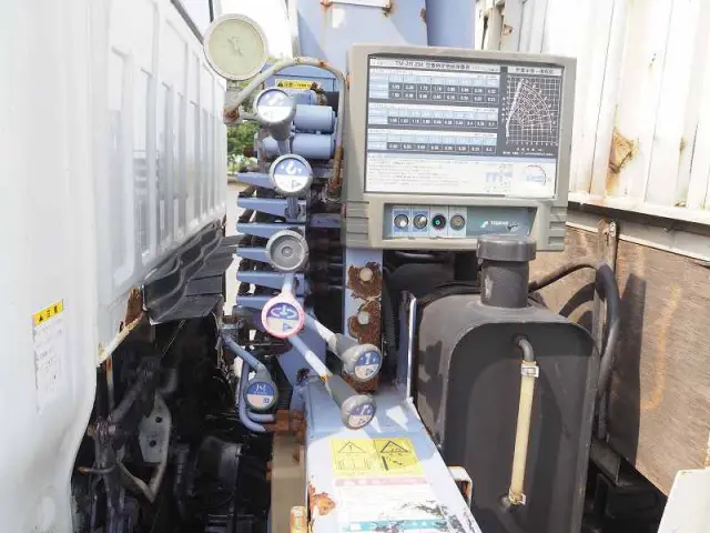 いすゞ エルフ PB-NKR81AR(2WD)の写真15