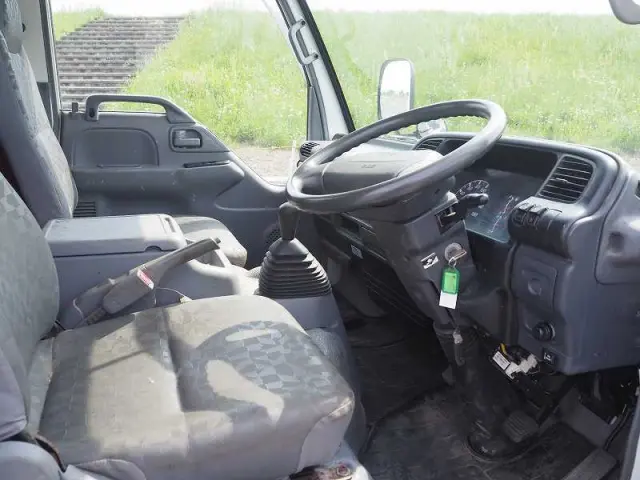 いすゞ エルフ PB-NKR81AR(2WD)の写真44