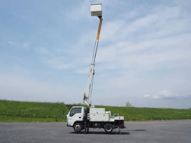 いすゞ エルフ TPG-NKS85AN(4WD)の写真9