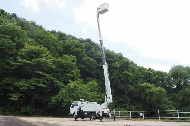 いすゞ エルフ SKG-NKR85YN(2WD)の写真32