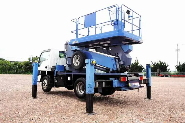 いすゞ エルフ TKG-NKR85AN(2WD)の写真3