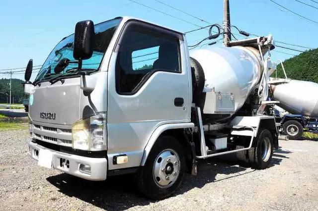 いすゞ エルフ BKG-NKR85N(2WD)の写真1