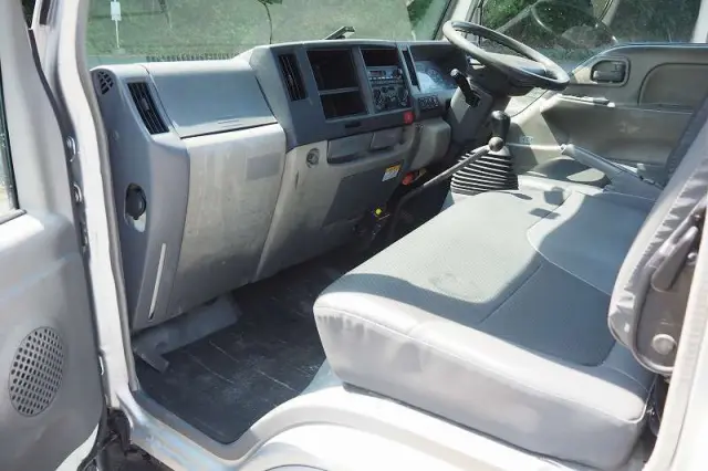 いすゞ エルフ BKG-NKR85N(2WD)の写真46