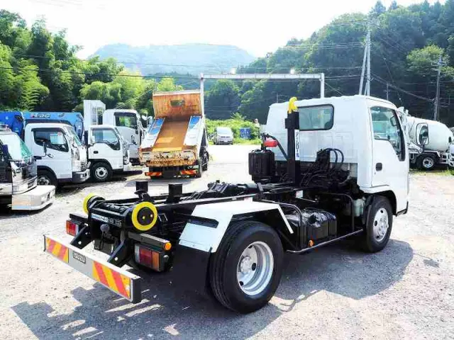 いすゞ エルフ BDG-NKR85N(2WD)の写真6