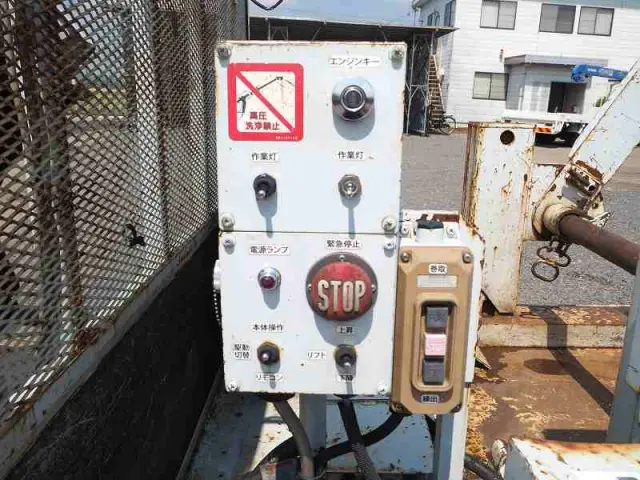 いすゞ エルフ BDG-NKS85AN(2WD)の写真28