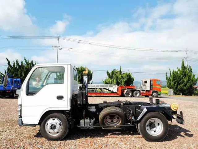いすゞ エルフ PB-NKR81N(2WD)の写真2