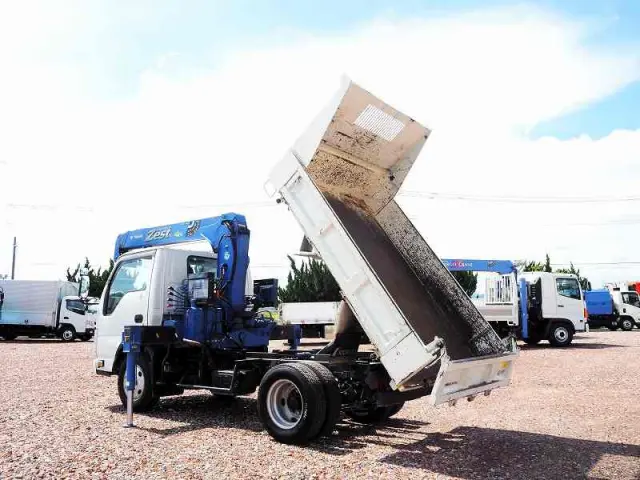 いすゞ エルフ BKG-NKR85AN(2WD)の写真3