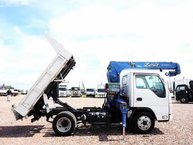 いすゞ エルフ BKG-NKR85AN(2WD)の写真6