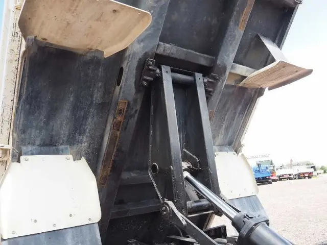 いすゞ エルフ BKG-NKR85AN(2WD)の写真33