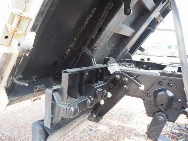 いすゞ エルフ BKG-NKR85AN(2WD)の写真38