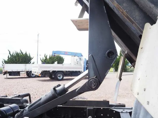 いすゞ エルフ BKG-NKR85AN(2WD)の写真40