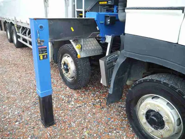 いすゞ ギガ QKG-CYJ77A(8x4)の写真9