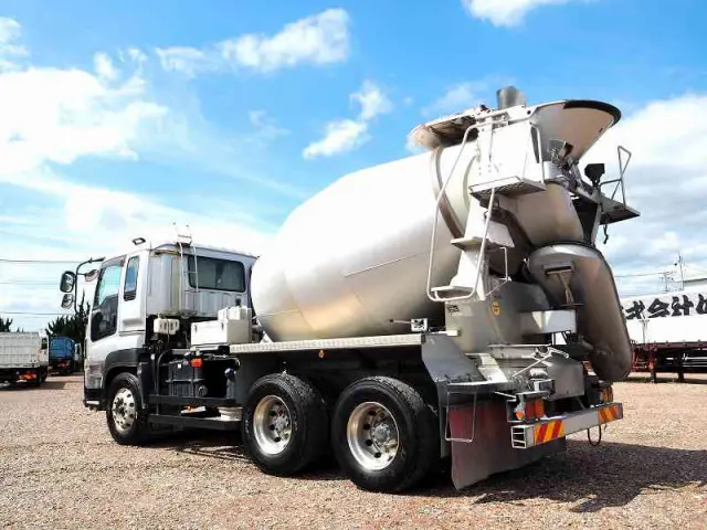 いすゞ ギガ QKG-CXZ77AT(6x4)の写真3