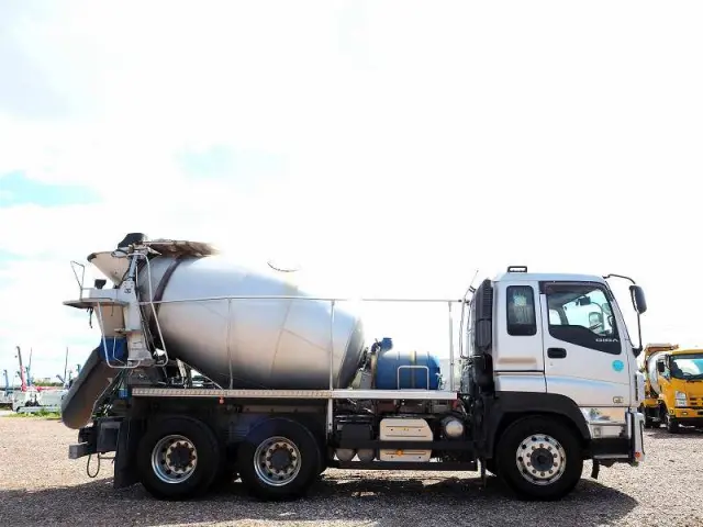 いすゞ ギガ QKG-CXZ77AT(6x4)の写真6