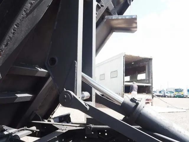 いすゞ エルフ PB-NKS81AN(4WD)の写真28