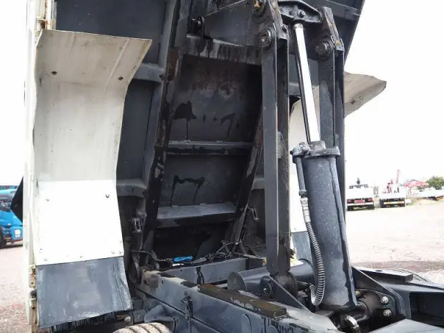 いすゞ エルフ 2PG-NKR88N(2WD)の写真17