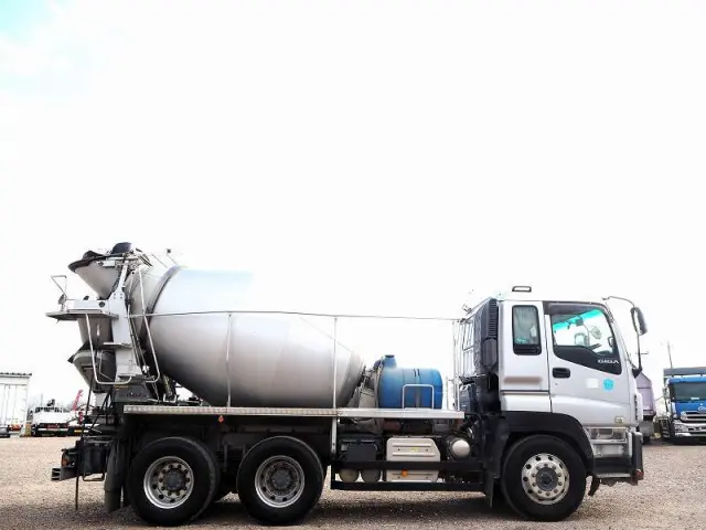 いすゞ ギガ QKG-CXZ77AT(6x4)の写真6