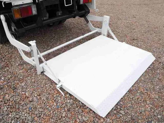 いすゞ エルフ SKG-NHS85AN(4WD)の写真10