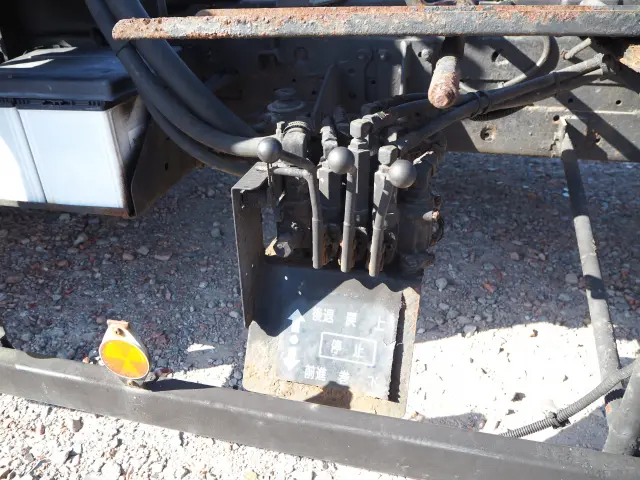 いすゞ エルフ BDG-NPR85AN(2WD)の写真39