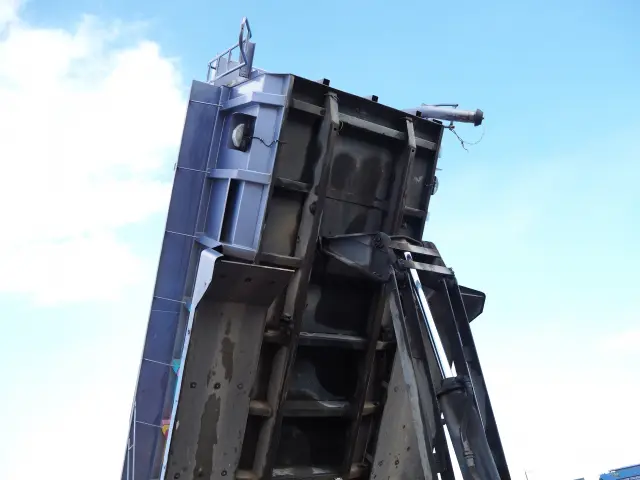 ＵＤ クオン QKG-CW5XL(6x4)の写真16