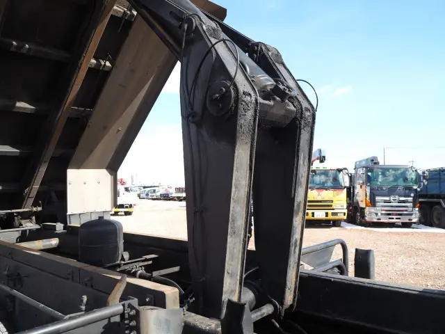 いすゞ ギガ PDG-CYZ77V8(6x4)の写真17