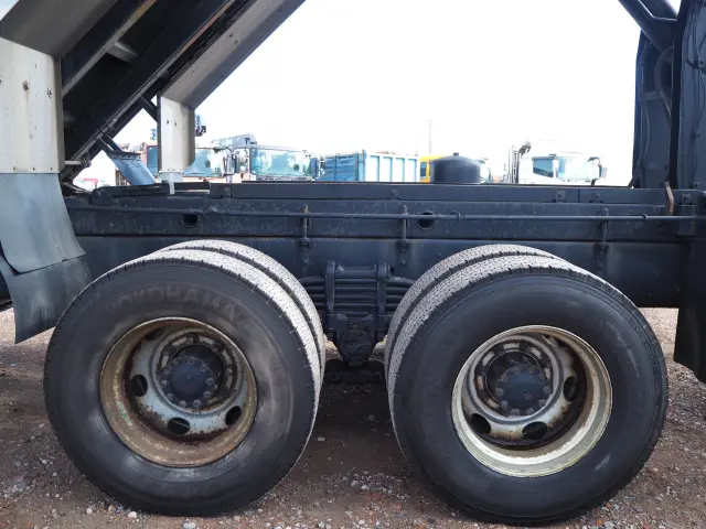 いすゞ ギガ PDG-CYZ77V8(6x4)の写真21