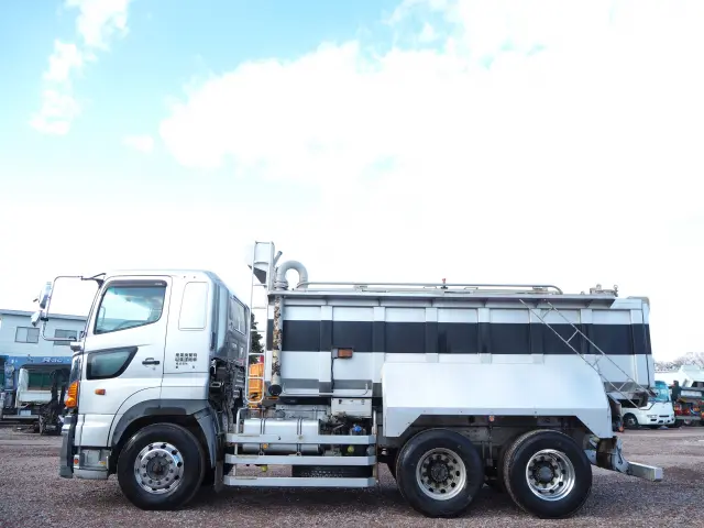 日野 プロフィア QPG-FR1AKDA(6x2)の写真2