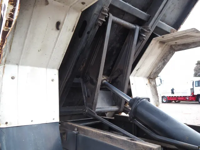 いすゞ エルフ KR-NKR81EN(2WD)の写真19