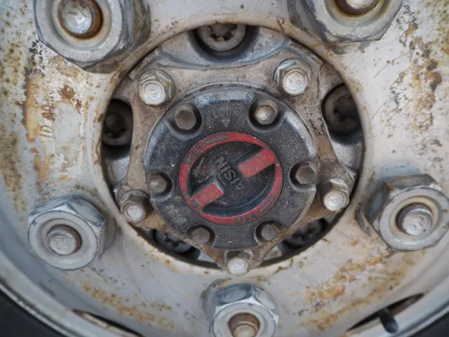 いすゞ エルフ PB-NKS81AN(4WD)の写真12