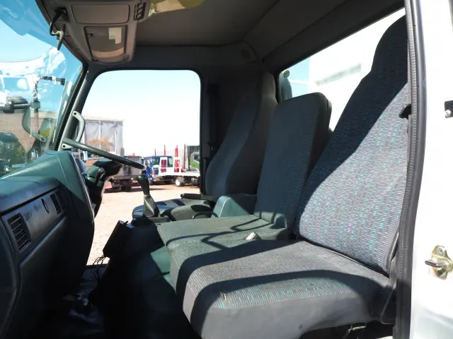 UD コンドル PB-MK36A(2WD)の写真46