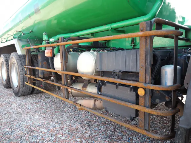 いすゞ ギガ PDG-CYM77P8(6x2)の写真10