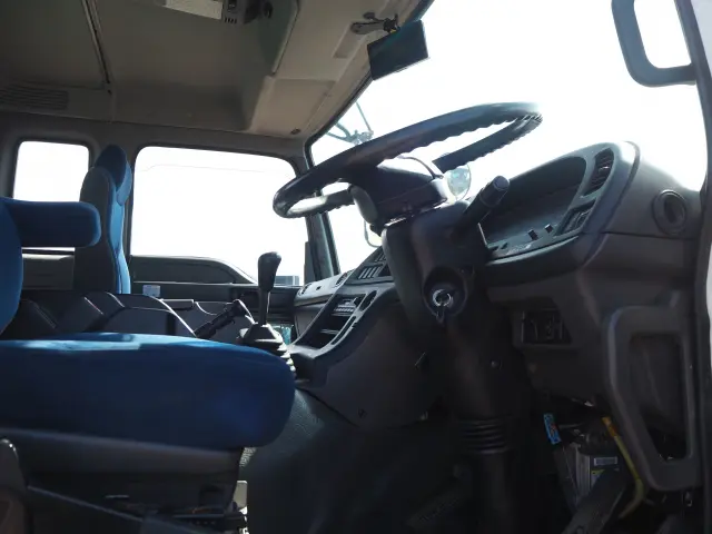 いすゞ ギガ PDG-CYM77P8(6x2)の写真42