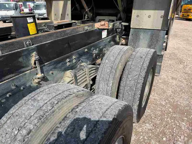 いすゞ ギガ QKG-CXZ77AT(6x2)の写真13