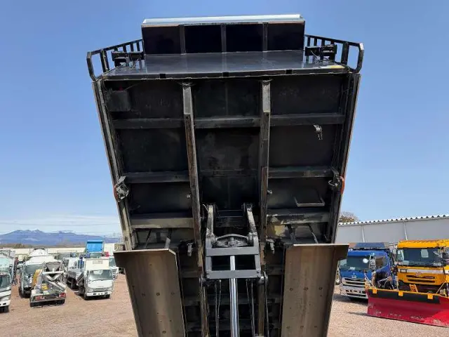 いすゞ ギガ QKG-CXZ77AT(6x2)の写真25