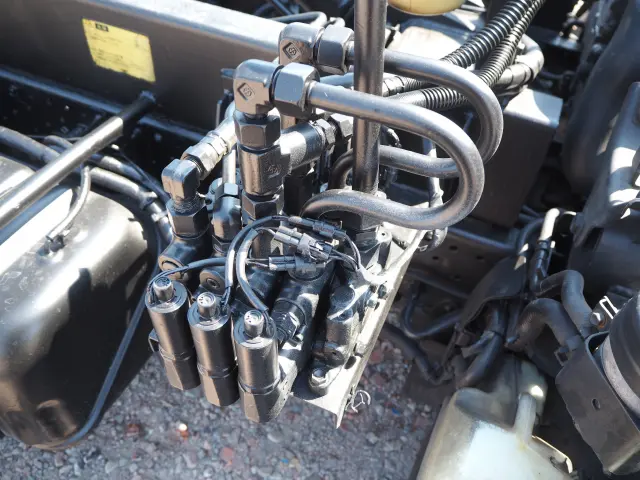 いすゞ エルフ BDG-NKR85N(2WD)の写真16