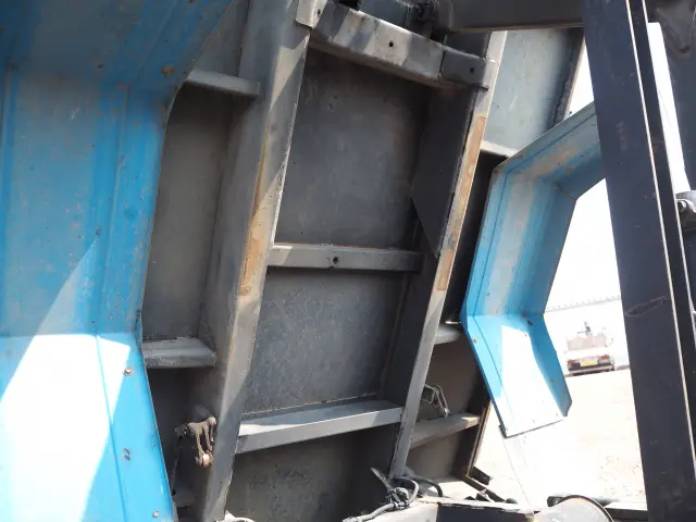 いすゞ エルフ PB-NKR81N(2WD)の写真14