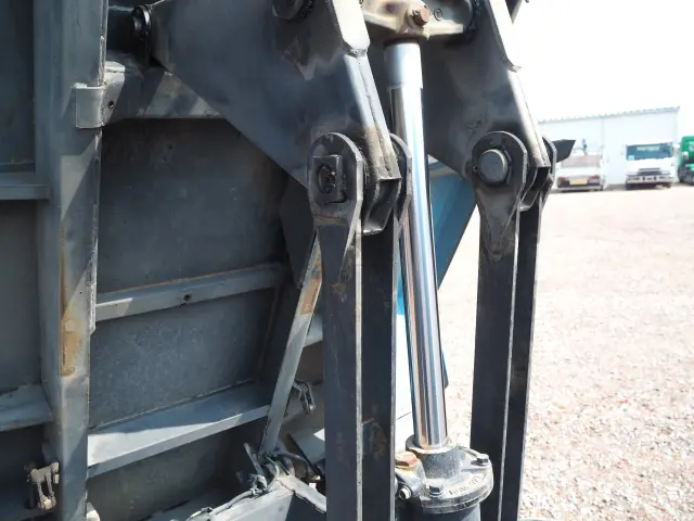 いすゞ エルフ PB-NKR81N(2WD)の写真15