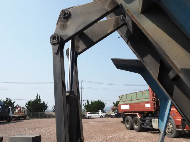 いすゞ エルフ PB-NKR81N(2WD)の写真32