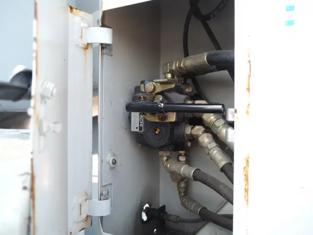 いすゞ エルフ PB-NKR81AN(2WD)の写真16