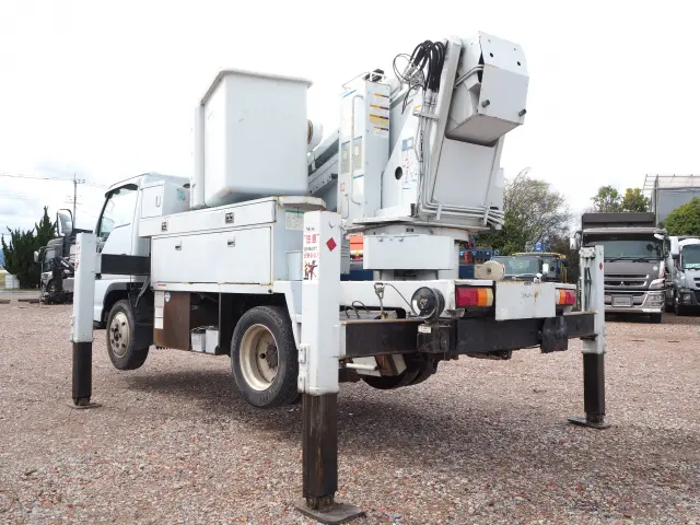 いすゞ エルフ PB-NKR81AN(2WD)の写真3