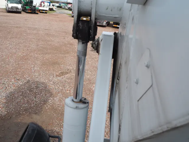 いすゞ エルフ PB-NKR81AN(2WD)の写真14