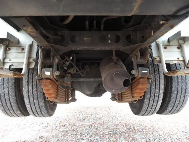 いすゞ エルフ PB-NKR81AN(2WD)の写真30