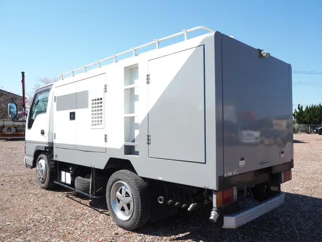 いすゞ エルフ PB-NKR81AN(2WD)の写真3