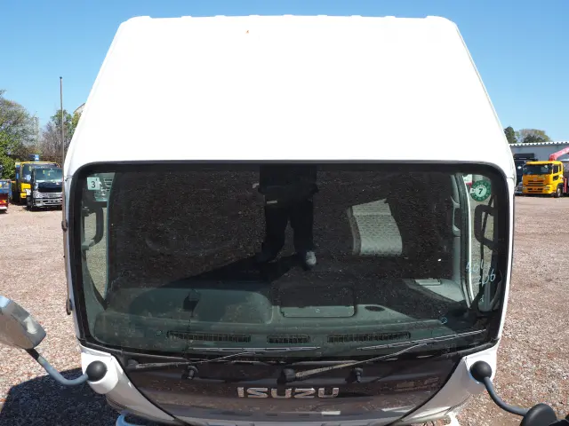 いすゞ エルフ PB-NKR81AN(2WD)の写真9