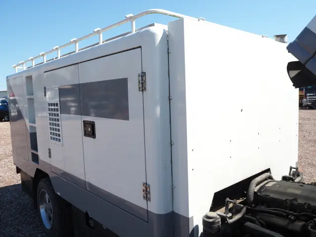 いすゞ エルフ PB-NKR81AN(2WD)の写真10